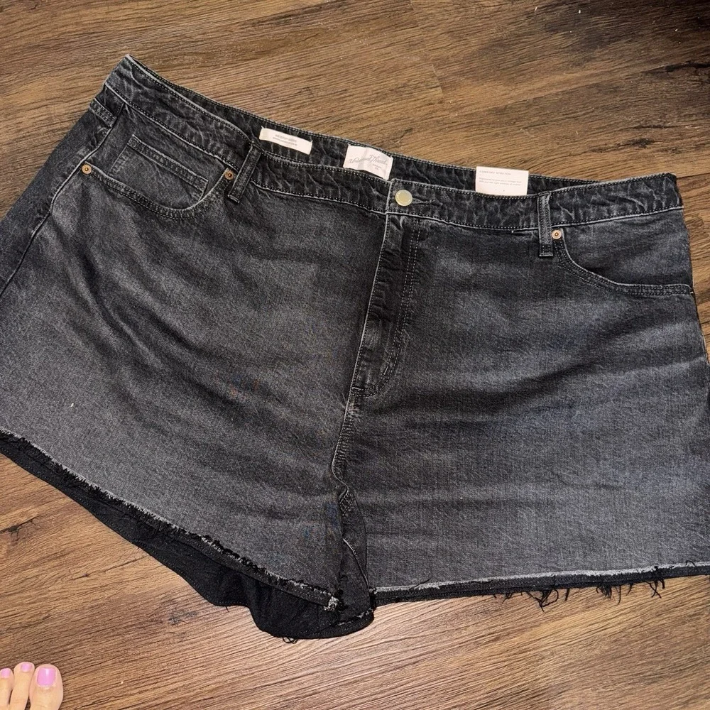 High Rise 90s Black Denim Cutoff Shorts Size 28 by Universal Thread NWT‎